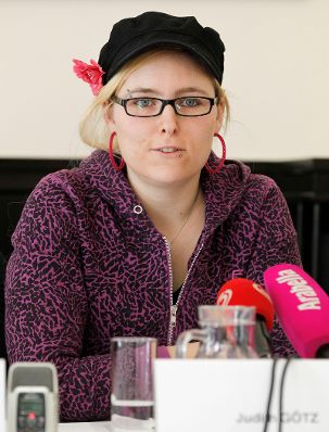 Am 14. M&auml;rz 2011 fand im Cafe Griensteidl die Pressekonferenz zur gro&szlig;en Frauentagsdemo am 19. M&auml;rz statt. Im Bild &Ouml;H-Referentin Judith G&ouml;tz.