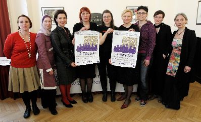 Am 14. M&auml;rz 2011 fand im Cafe Griensteidl die Pressekonferenz zur gro&szlig;en Frauentagsdemo am 19. M&auml;rz statt. Im Bild (v.l.n.r.) Silvia Jura von der femous-Festivalleitung, Amina Baghajati vom Forum Muslimischer Frauen, Frauenministerin Heinisch-Hosek, Rechtsanw&auml;ltin Gabriele Vana-Kowarzik, Medienwissenschafterin Ulli Weish, Wiens Frauen- und Integrationsstadtr&auml;tin Sandra Frauenberger, &Ouml;H-Referentin Judith G&ouml;tz, Rechtanw&auml;ltin Doris Einwallner vom Migrantinnen-Unterst&uuml;tzungsverein LEF&Ouml; und Petra Unger Sprecherin der Plattform 20000frauen.