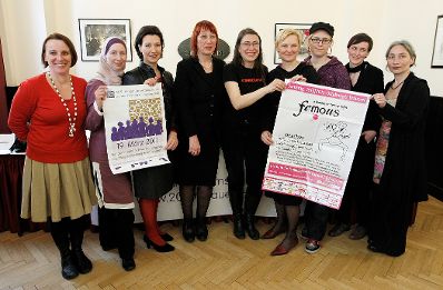 Am 14. M&auml;rz 2011 fand im Cafe Griensteidl die Pressekonferenz zur gro&szlig;en Frauentagsdemo am 19. M&auml;rz statt. Im Bild (v.l.n.r.) Silvia Jura von der femous-Festivalleitung, Amina Baghajati vom Forum Muslimischer Frauen, Frauenministerin Heinisch-Hosek, Rechtsanw&auml;ltin Gabriele Vana-Kowarzik, Medienwissenschafterin Ulli Weish, Wiens Frauen- und Integrationsstadtr&auml;tin Sandra Frauenberger, &Ouml;H-Referentin Judith G&ouml;tz, Rechtanw&auml;ltin Doris Einwallner vom Migrantinnen-Unterst&uuml;tzungsverein LEF&Ouml; und Petra Unger Sprecherin der Plattform 20000frauen.