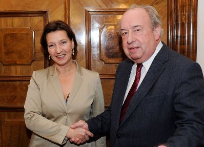 Am 2. November 2011 Bundesministerin f&uuml;r den &Ouml;ffentlichen Dienst Gabriele Heinisch-Hosek (l.) und Beamtengewerkschaftschef Fritz Neugebauer bei der ersten Runde der Beamtengehaltsverhandlungen.