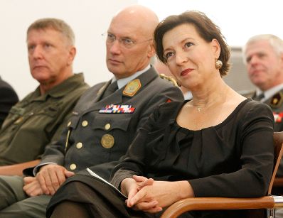 Am 12. Oktober 2011 sprach Frauenministerin Gabriele Heinisch-Hosek Abschlussworte beim Symposium &quot;WoMen Serving Together&quot; in der Landesverteidigungsakademie in Wien.