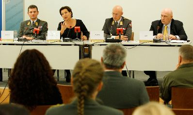 Am 12. Oktober 2011 sprach Frauenministerin Gabriele Heinisch-Hosek Abschlussworte beim Symposium &quot;WoMen Serving Together&quot; in der Landesverteidigungsakademie in Wien.