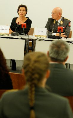 Am 12. Oktober 2011 sprach Frauenministerin Gabriele Heinisch-Hosek Abschlussworte beim Symposium &quot;WoMen Serving Together&quot; in der Landesverteidigungsakademie in Wien.