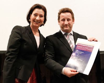 Am 28. M&auml;rz 2011 &uuml;bergab die Bundesministerin f&uuml;r den &ouml;ffentlichen Dienst, Gabriele Heinisch-Hosek (l.) die Verwaltungspreise 2010/2011 im Wiener Rathaus. Anerkennung f&uuml;r das Projekt "Schl&uuml;ssel-Fund-Service Salzburg bringt's" (Magistrat Stadt Salzburg).
