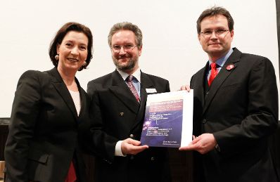 Am 28. M&auml;rz 2011 &uuml;bergab die Bundesministerin f&uuml;r den &ouml;ffentlichen Dienst, Gabriele Heinisch-Hosek (l.) die Verwaltungspreise 2010/2011 im Wiener Rathaus. Anerkennung f&uuml;r das Projekt "Virtuelles Amt der Stadt Wien - Nutzungsanalysen und Feedback" (Magistrat Stadt Wien, Gruppe Informations- und Kommunikationstechnologie).