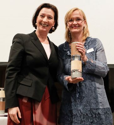 Am 28. M&auml;rz 2011 &uuml;bergab die Bundesministerin f&uuml;r den &ouml;ffentlichen Dienst, Gabriele Heinisch-Hosek (l.) die Verwaltungspreise 2010/2011 im Wiener Rathaus. Preis f&uuml;r das Projekt "Wirkungsorientierung und Good Governance - von Subventionsempf&auml;ngerinnen zu Leistungserbringerinnen" (Stabstelle f&uuml;r Chancengleichheit, Anti-Diskriminierung und Frauenf&ouml;rderung des Landes Salzburg).