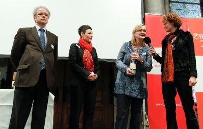Am 28. M&auml;rz 2011 &uuml;bergab die Bundesministerin f&uuml;r den &ouml;ffentlichen Dienst, Gabriele Heinisch-Hosek die Verwaltungspreise 2010/2011 im Wiener Rathaus. Preis f&uuml;r das Projekt "Wirkungsorientierung und Good Governance - von Subventionsempf&auml;ngerinnen zu Leistungserbringerinnen" (Stabstelle f&uuml;r Chancengleichheit, Anti-Diskriminierung und Frauenf&ouml;rderung des Landes Salzburg).