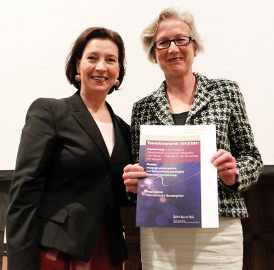 Am 28. M&auml;rz 2011 &uuml;bergab die Bundesministerin f&uuml;r den &ouml;ffentlichen Dienst, Gabriele Heinisch-Hosek (l.) die Verwaltungspreise 2010/2011 im Wiener Rathaus. Anerkennung f&uuml;r das Projekt "Integrationsmanagement und Kommunikationsstrategien Geschlechtsangleichung" (&Ouml;sterreichische Bundesg&auml;rten).