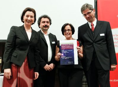 Am 28. M&auml;rz 2011 &uuml;bergab die Bundesministerin f&uuml;r den &ouml;ffentlichen Dienst, Gabriele Heinisch-Hosek (l.) die Verwaltungspreise 2010/2011 im Wiener Rathaus. Anerkennung f&uuml;r das Projekt "Integration messen. Diversit&auml;t gestalten. Wiener Integrations- und Diversit&auml;tsmonitoring" (MA 17 Wien, Integration und Diversit&auml;t).