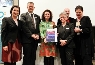 Am 28. M&auml;rz 2011 &uuml;bergab die Bundesministerin f&uuml;r den &ouml;ffentlichen Dienst, Gabriele Heinisch-Hosek (l.) die Verwaltungspreise 2010/2011 im Wiener Rathaus. Preis f&uuml;r das Projekt "Implementerierung von Gender Mainstreaming und Diversity in der Arbeitsinspektion und im Sicherheits- und Gesundheitsschutz am Arbeitsplatz" (Arbeitsinspektion im BMASK).