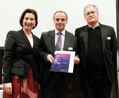 Am 28. M&auml;rz 2011 &uuml;bergab die Bundesministerin f&uuml;r den &ouml;ffentlichen Dienst, Gabriele Heinisch-Hosek (l.) die Verwaltungspreise 2010/2011 im Wiener Rathaus. Anerkennung f&uuml;r das Projekt "SeniorInnentreffpunkt Hauptb&uuml;cherei Wien" (MA 13 Wien, B&uuml;chereien Wien).