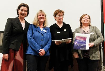 Am 28. M&auml;rz 2011 &uuml;bergab die Bundesministerin f&uuml;r den &ouml;ffentlichen Dienst, Gabriele Heinisch-Hosek (l.) die Verwaltungspreise 2010/2011 im Wiener Rathaus. Anerkennung f&uuml;r das Projekt "Einfach - mehrfach" (MA 18 Wien, Stadtentwicklung und Stadtplanung).