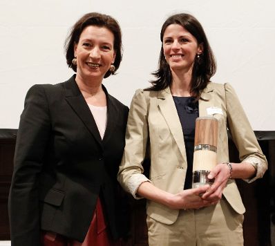 Am 28. M&auml;rz 2011 &uuml;bergab die Bundesministerin f&uuml;r den &ouml;ffentlichen Dienst, Gabriele Heinisch-Hosek (l.) die Verwaltungspreise 2010/2011 im Wiener Rathaus. Preis f&uuml;r das Projekt "Jugend und Politik" (aha - Jugendinformationszentrum Vbg in Verbindung mit der Landesregierung Vbg).