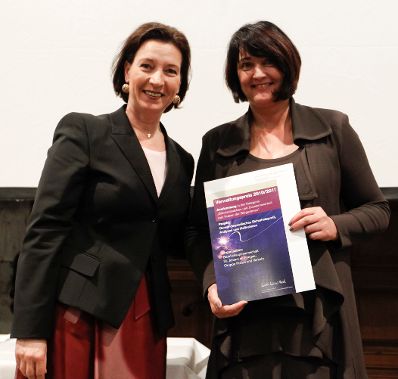 Am 28. M&auml;rz 2011 &uuml;bergab die Bundesministerin f&uuml;r den &ouml;ffentlichen Dienst, Gabriele Heinisch-Hosek (l.) die Verwaltungspreise 2010/2011 im Wiener Rathaus. Anerkennung f&uuml;r das Projekt "Erstellung von gemeindespezifischen Sicherheitsprofilen" (BH St. Johann im Pongau).