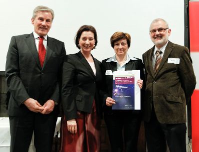 Am 28. M&auml;rz 2011 &uuml;bergab die Bundesministerin f&uuml;r den &ouml;ffentlichen Dienst, Gabriele Heinisch-Hosek (2.v.l.) die Verwaltungspreise 2010/2011 im Wiener Rathaus. Anerkennung f&uuml;r das Projekt "Wissensmanagement in der Jugendwohlfahrt Burgenland" (Amt der Burgenl&auml;ndischen Landesregierung).