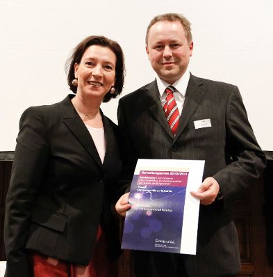 Am 28. M&auml;rz 2011 &uuml;bergab die Bundesministerin f&uuml;r den &ouml;ffentlichen Dienst, Gabriele Heinisch-Hosek (l.) die Verwaltungspreise 2010/2011 im Wiener Rathaus. Anerkennung f&uuml;r das Projekt "Aktivierende Hilfe zur Selbsthilfe" (BH Feldkirch).