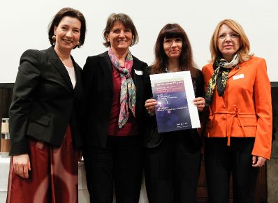 Am 28. M&auml;rz 2011 &uuml;bergab die Bundesministerin f&uuml;r den &ouml;ffentlichen Dienst, Gabriele Heinisch-Hosek (l.) die Verwaltungspreise 2010/2011 im Wiener Rathaus. Anerkennung f&uuml;r das Projekt "B&uuml;cher unterwegs - das innovative Vertriebssystem" (Kulturamt der Stadt Graz).