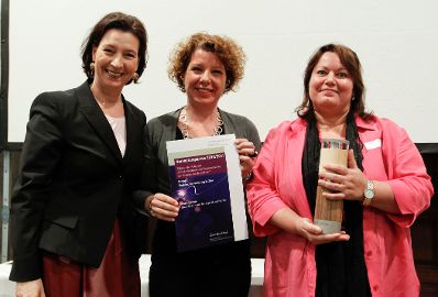 Am 28. M&auml;rz 2011 &uuml;bergab die Bundesministerin f&uuml;r den &ouml;ffentlichen Dienst, Gabriele Heinisch-Hosek (l.) die Verwaltungspreise 2010/2011 im Wiener Rathaus. Preis f&uuml;r das Projekt "Sozialraumorientierung Graz - Neurodnung der Jugendwohlfahrt " (Amt f&uuml;r Jugend und Familie der Stadt Graz).