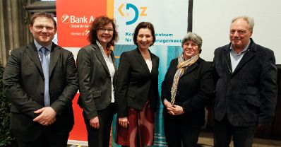 Am 28. M&auml;rz 2011 &uuml;bergab die Bundesministerin f&uuml;r den &ouml;ffentlichen Dienst die Verwaltungspreise 2010/2011 im Wiener Rathaus. Im Bild Bundesministerin Gabriele Heinisch-Hosek (m.) mit den Juryvorsitzenden des Verwaltungspreises.