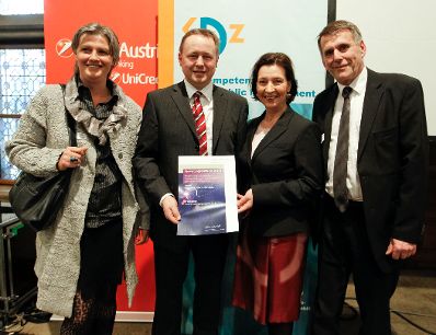 Am 28. M&auml;rz 2011 &uuml;bergab die Bundesministerin f&uuml;r den &ouml;ffentlichen Dienst, Gabriele Heinisch-Hosek (2.v.r.) die Verwaltungspreise 2010/2011 im Wiener Rathaus.