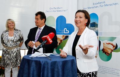 Am 14. September 2011 &uuml;bergab die Krankenhausmanagement und Betriebsf&uuml;hrungsges.m.b.H. (VAMED-KMB) den Einkommensbericht nach &sect; 11a Gleichbehandlungsgesetz an Frauenministerin Gabriele Heinisch-Hosek.