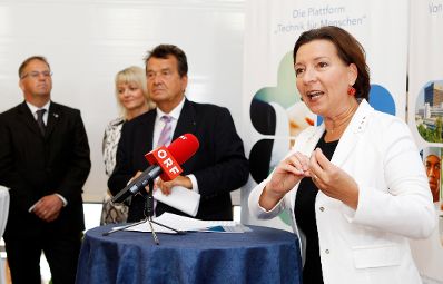 Am 14. September 2011 &uuml;bergab die Krankenhausmanagement und Betriebsf&uuml;hrungsges.m.b.H. (VAMED-KMB) den Einkommensbericht nach &sect; 11a Gleichbehandlungsgesetz an Frauenministerin Gabriele Heinisch-Hosek.