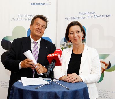 Am 14. September 2011 &uuml;bergab die Krankenhausmanagement und Betriebsf&uuml;hrungsges.m.b.H. (VAMED-KMB) den Einkommensbericht nach &sect; 11a Gleichbehandlungsgesetz an Frauenministerin Gabriele Heinisch-Hosek.