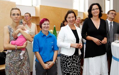 Am 14. September 2011 &uuml;bergab die Krankenhausmanagement und Betriebsf&uuml;hrungsges.m.b.H. (VAMED-KMB) den Einkommensbericht nach &sect; 11a Gleichbehandlungsgesetz an Frauenministerin Gabriele Heinisch-Hosek.