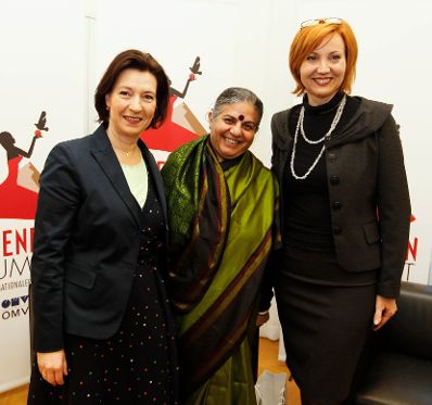 Am 17. M&auml;rz 2011 er&ouml;ffnete Frauenministerin Gabriele Heinisch-Hosek (l.) den internationalen Frauengipfel "WIENERIN Summit 2011" in der Wiener Hofburg. Bildmitte die Tr&auml;gerin des Alternativen Nobelpreises, Frauen- und Umweltrechtlerin Vandana Shiva.