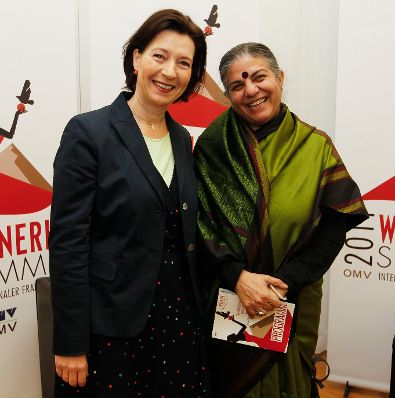 Am 17. M&auml;rz 2011 er&ouml;ffnete Frauenministerin Gabriele Heinisch-Hosek (l.) den internationalen Frauengipfel "WIENERIN Summit 2011" in der Wiener Hofburg. Im Bild mit der Tr&auml;gerin des Alternativen Nobelpreises, Frauen- und Umweltrechtlerin Vandana Shiva (r.).