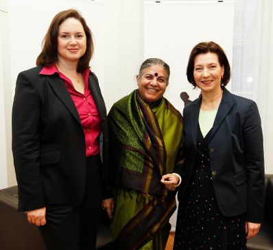 Am 17. M&auml;rz 2011 er&ouml;ffnete die Frauenministerin den internationalen Frauengipfel "WIENERIN Summit 2011" in der Wiener Hofburg. Im Bild (v.r.) Frauenministerin Gabriele Heinisch-Hosek mit Vandana Shiva (Tr&auml;gerin des Alternativen Nobelpreises, Frauen- und Umweltrechtlerin) und Sylvia Steinitz (Chefredakteurin Wienerin).