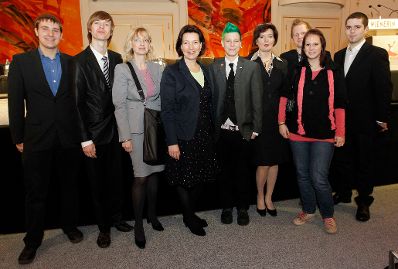Am 17. M&auml;rz 2011 er&ouml;ffnete Frauenministerin Gabriele Heinisch-Hosek (4.v.l.) den internationalen Frauengipfel "WIENERIN Summit 2011" in der Wiener Hofburg.