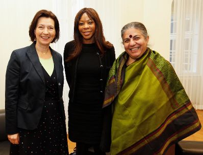 Am 17. M&auml;rz 2011 er&ouml;ffnete die Frauenministerin den internationalen Frauengipfel "WIENERIN Summit 2011" in der Wiener Hofburg. Im Bild (v.l.) Frauenministerin Gabriele Heinisch-Hosek mit Dambisa Moyo (Star&ouml;konomin und Bestsellerautorin) und Vandana Shiva (Tr&auml;gerin des Alternativen Nobelpreises, Frauen- und Umweltrechtlerin).