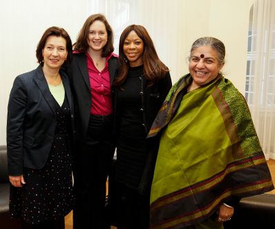 Am 17. M&auml;rz 2011 er&ouml;ffnete die Frauenministerin den internationalen Frauengipfel "WIENERIN Summit 2011" in der Wiener Hofburg. Im Bild (v.l.) Frauenministerin Gabriele Heinisch-Hosek, Sylvia Steinitz (Chefredakteurin Wienerin), Dambisa Moyo (Star&ouml;konomin und Bestsellerautorin) und Vandana Shiva (Tr&auml;gerin des Alternativen Nobelpreises, Frauen- und Umweltrechtlerin).