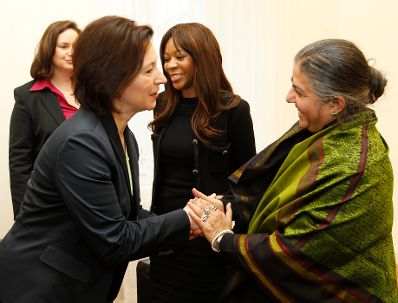 Am 17. M&auml;rz 2011 er&ouml;ffnete die Frauenministerin den internationalen Frauengipfel "WIENERIN Summit 2011" in der Wiener Hofburg. Im Bild (vorne l.) Frauenministerin Gabriele Heinisch-Hosek mit (vorne r.) Vandana Shiva (Tr&auml;gerin des Alternativen Nobelpreises, Frauen- und Umweltrechtlerin) und (hinten l.) Sylvia Steinitz (Chefredakteurin Wienerin) und (hinten r.) Dambisa Moyo (Star&ouml;konomin und Bestsellerautorin).