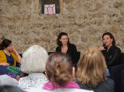 Am 20. M&auml;rz 2012 Buchpr&auml;sentation "Das Ende der Krawattenpflicht" Bundesministerin Gabriele Heinisch- Hosek.