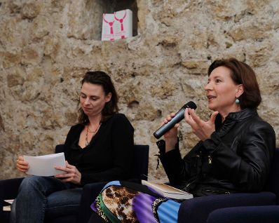 Am 20. M&auml;rz 2012 Buchpr&auml;sentation "Das Ende der Krawattenpflicht" Bundesministerin Gabriele Heinisch- Hosek.