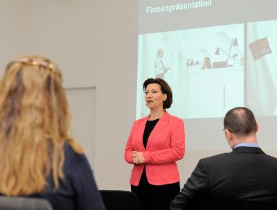 Am 23. M&auml;rz 2012 besuchte Frauenministerin Gabriele Heinisch-Hosek die Firma Securitas in Wien.