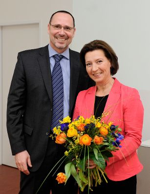 Am 23. M&auml;rz 2012 besuchte Frauenministerin Gabriele Heinisch-Hosek die Firma Securitas in Wien. Im Bild mit Gesch&auml;ftsf&uuml;hrer Martin Wiesinger.