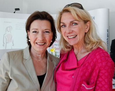Am 26. M&auml;rz 2012 er&ouml;ffnete Bundesministerin Gabriele Heinisch-Hosek (l.) das Dialogforum in Salzburg. Gudrun Hock (Beiratsmitglied) (r.).