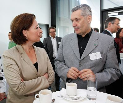 Am 26. M&auml;rz 2012 er&ouml;ffnete Bundesministerin Gabriele Heinisch-Hosek (l.) das "1. Dialogforum des Reformdialogs &Ouml;sterreich, Salzburg". Walter Pfeil (Beiratsmitglied) (r.).