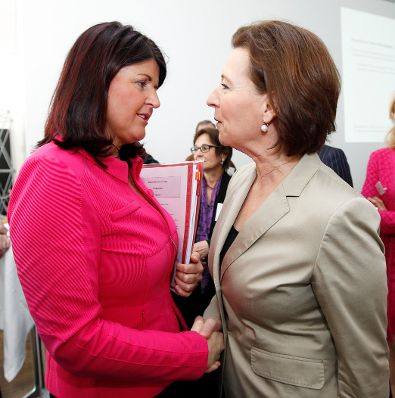 Am 26. M&auml;rz 2012 er&ouml;ffnete Bundesministerin Gabriele Heinisch-Hosek (r.) das Dialogforum des Reformdialogs &Ouml;sterreich, Salzburg. Landeshauptfrau Gabi Burgstaller (l.)