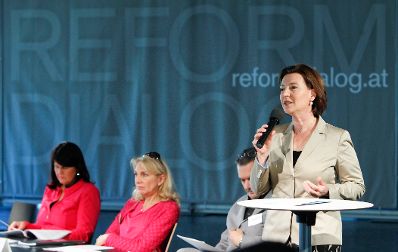 Am 26. M&auml;rz 2012 er&ouml;ffnete Bundesministerin Gabriele Heinisch-Hosek das "1. Dialogforum des Reformdialogs &Ouml;sterreich, Salzburg".