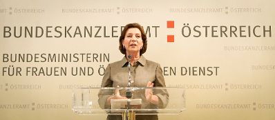 Am 12. Juni 2012 lud Frauenministerin Gabriele Heinisch-Hosek zur Verleihung des Johanna-Dohnal Preises 2012 ins Bundeskanzleramt.