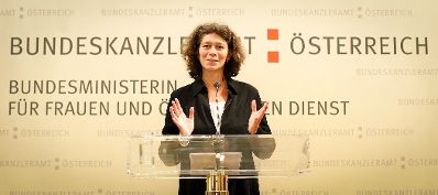 Am 12. Juni 2012 lud Frauenministerin Gabriele Heinisch-Hosek zur Verleihung des Johanna-Dohnal Preises 2012 ins Bundeskanzleramt. Im Bild Jurymitglieder Brigitte Ratzer.