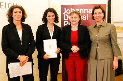 Am 12. Juni 2012 lud die Frauenministerin zur Verleihung des Johanna-Dohnal Preises 2012 ins Bundeskanzleramt. Im Bild (v.l.n.r.) Jurymitglied Brigitte Ratzer, F&ouml;rderpreistr&auml;gerin Sophie Fr&ouml;hlich, Leiterin der Personalentwicklung der Kapsch-Gruppe Doris Kruschitz-Bestepe und Frauenministerin Gabriele Heinisch-Hosek.