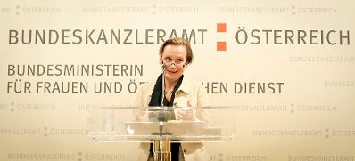 Am 12. Juni 2012 lud Frauenministerin Gabriele Heinisch-Hosek zur Verleihung des Johanna-Dohnal Preises 2012 ins Bundeskanzleramt. Im Bild Jurymitglied Maria Mesner.