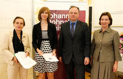 Am 12. Juni 2012 lud die Frauenministerin zur Verleihung des Johanna-Dohnal Preises 2012 ins Bundeskanzleramt. Im Bild (v.l.n.r.) Jurymitglied Maria Mesner, F&ouml;rderpreistr&auml;gerin Christine Gasser-Schuchter, Personalchef der Division voestalpine Edelstahl GmbH Reinhard Retzl und Frauenministerin Gabriele Heinisch-Hosek.