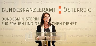 Am 12. Juni 2012 lud Frauenministerin Gabriele Heinisch-Hosek zur Verleihung des Johanna-Dohnal Preises 2012 ins Bundeskanzleramt. Im Bild Jurymitglied Gabriella Hauch.