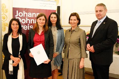 Am 12. Juni 2012 lud die Frauenministerin zur Verleihung des Johanna-Dohnal Preises 2012 ins Bundeskanzleramt. Im Bild Jurymitglied Gabriella Hauch (l.), Stipendiumpreistr&auml;gerin Jessica Richter (2.v.l.), Frauenministerin Gabriele Heinisch-Hosek (2.v.r.) und Bundessekret&auml;r des Arbeitersamariterbundes Reinhard Hundsm&uuml;ller (r.).
